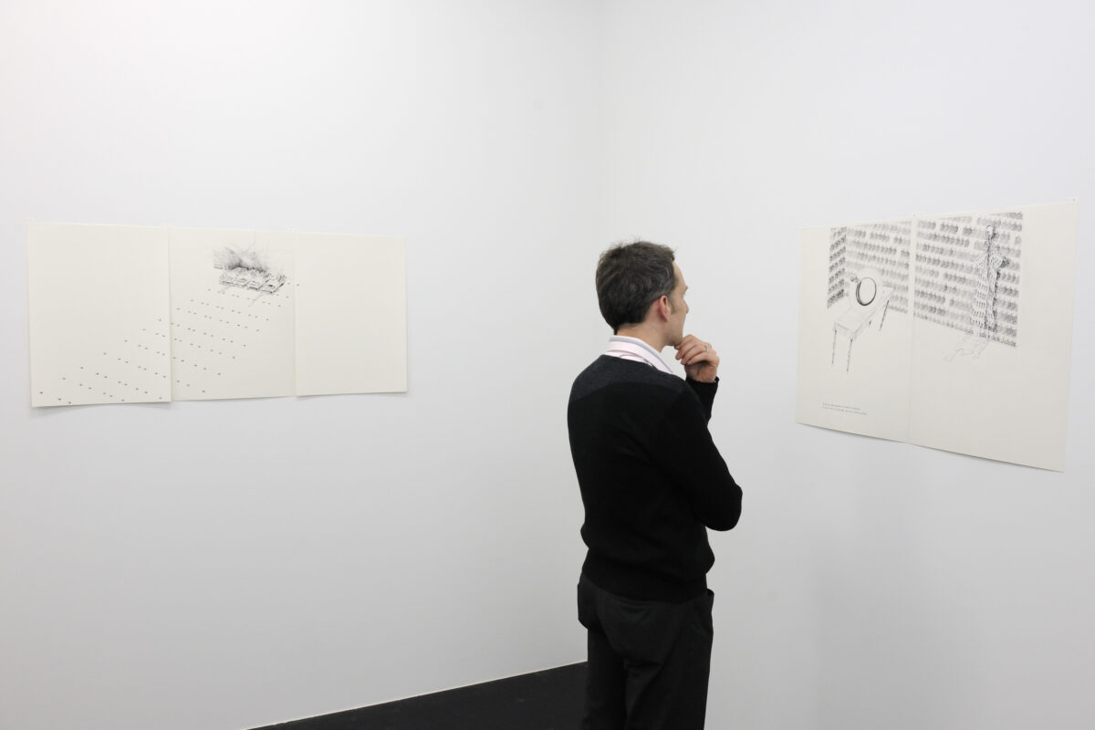 Ausstellungsansicht mit verschiedenen Kunstwerken im Aargauer Kunsthaus