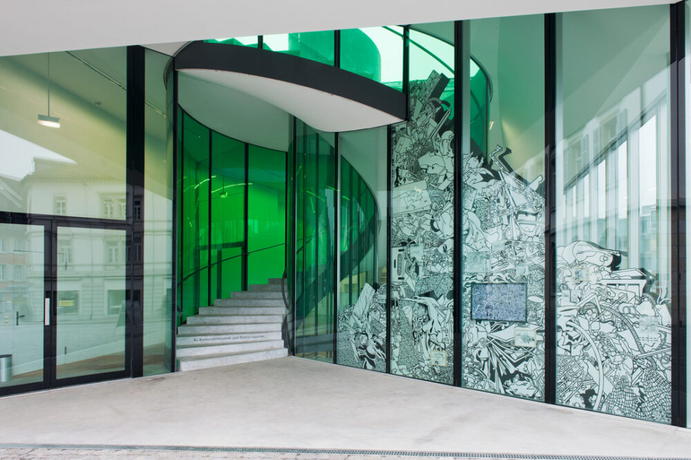 Ausstellungsansicht mit verschiedenen Kunstwerken im Aargauer Kunsthaus