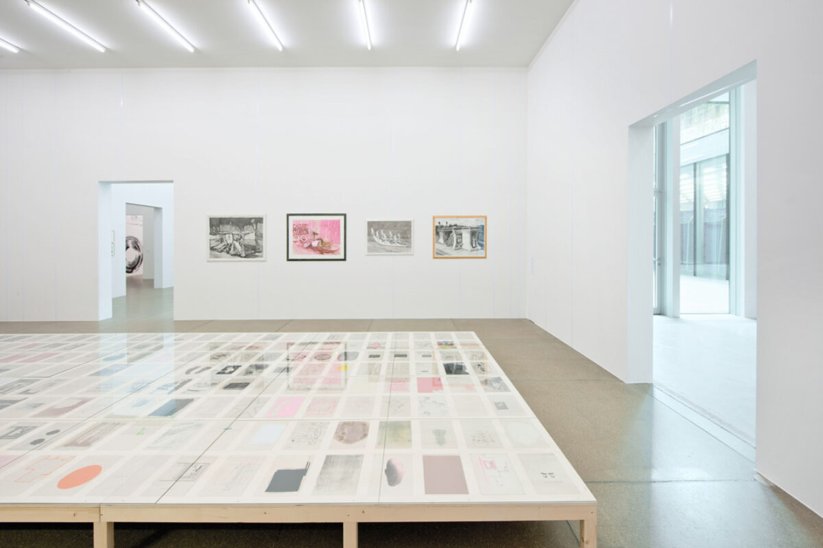 Ausstellungsansicht mit verschiedenen Kunstwerken im Aargauer Kunsthaus