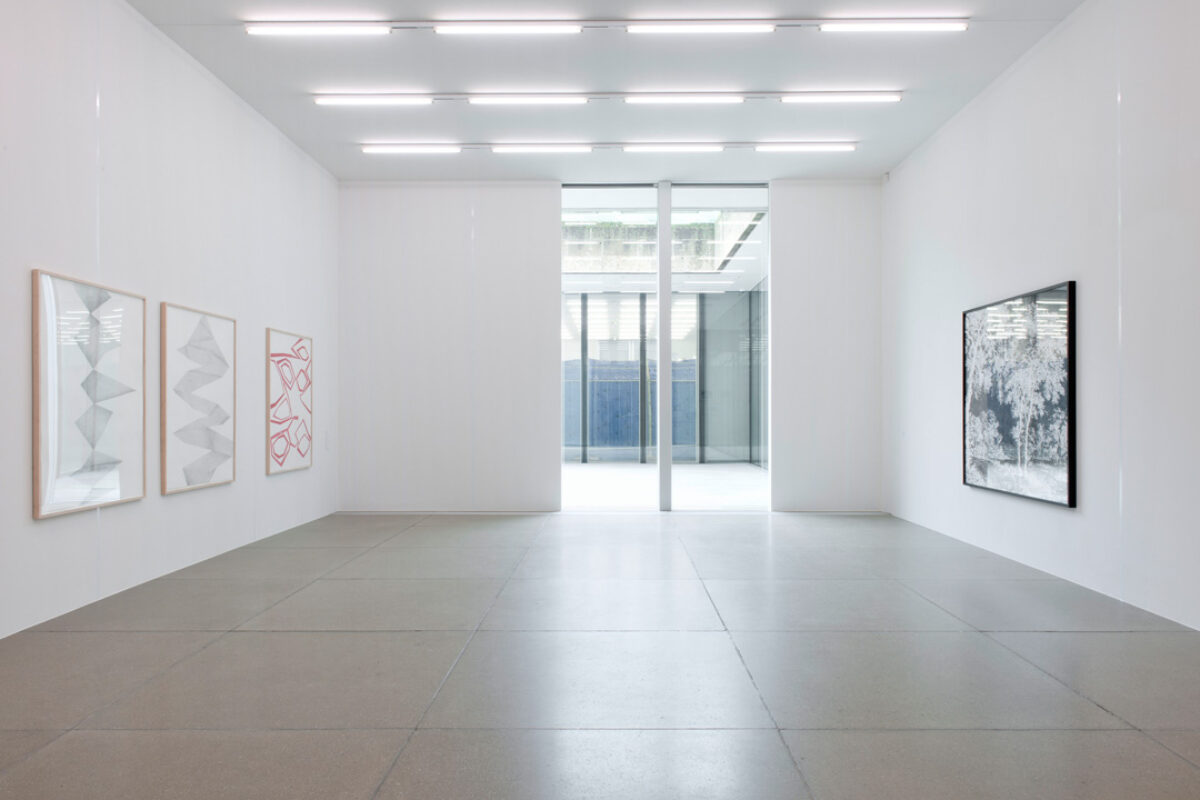 Ausstellungsansicht mit verschiedenen Kunstwerken im Aargauer Kunsthaus