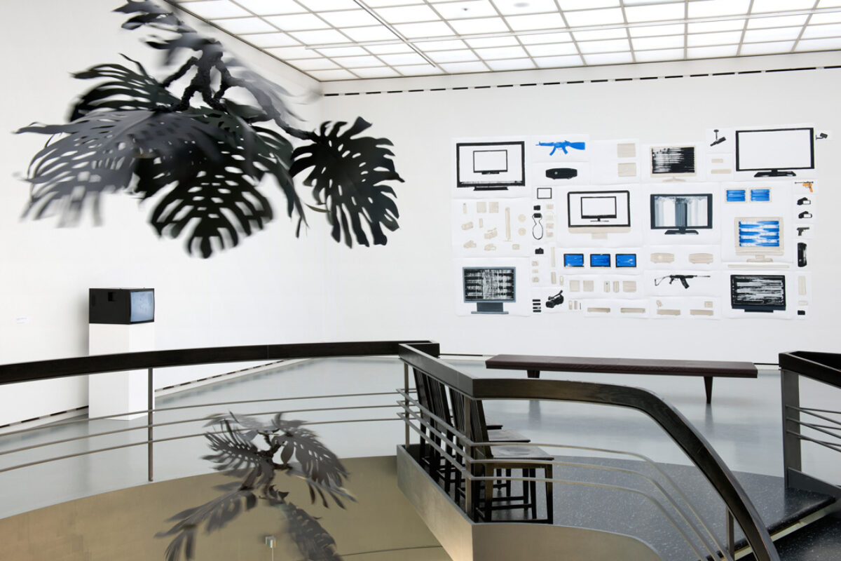 Ausstellungsansicht mit verschiedenen Kunstwerken im Aargauer Kunsthaus