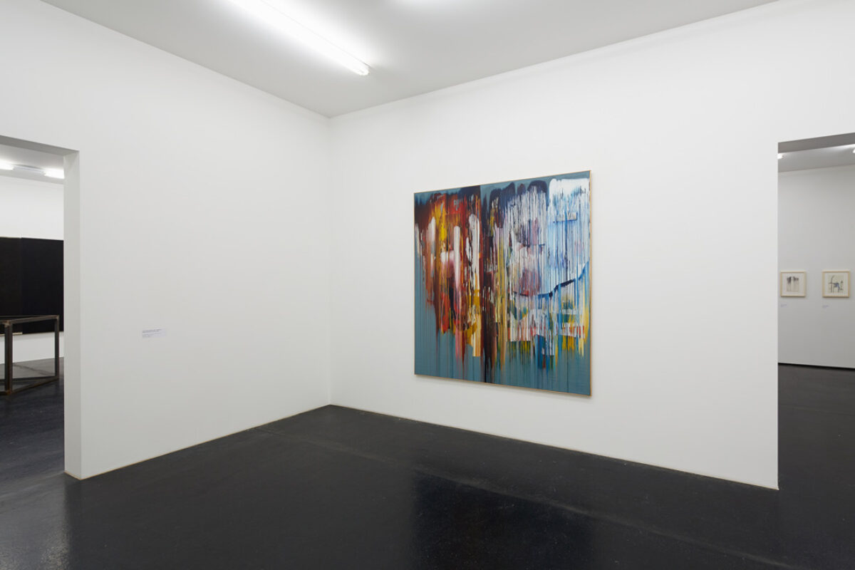 Ausstellungsansicht mit verschiedenen Kunstwerken im Aargauer Kunsthaus