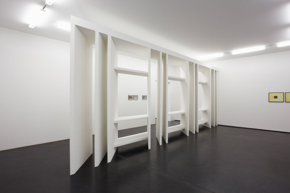 Ausstellungsansicht mit verschiedenen Kunstwerken im Aargauer Kunsthaus