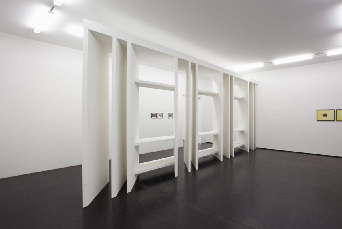 Ausstellungsansicht mit verschiedenen Kunstwerken im Aargauer Kunsthaus