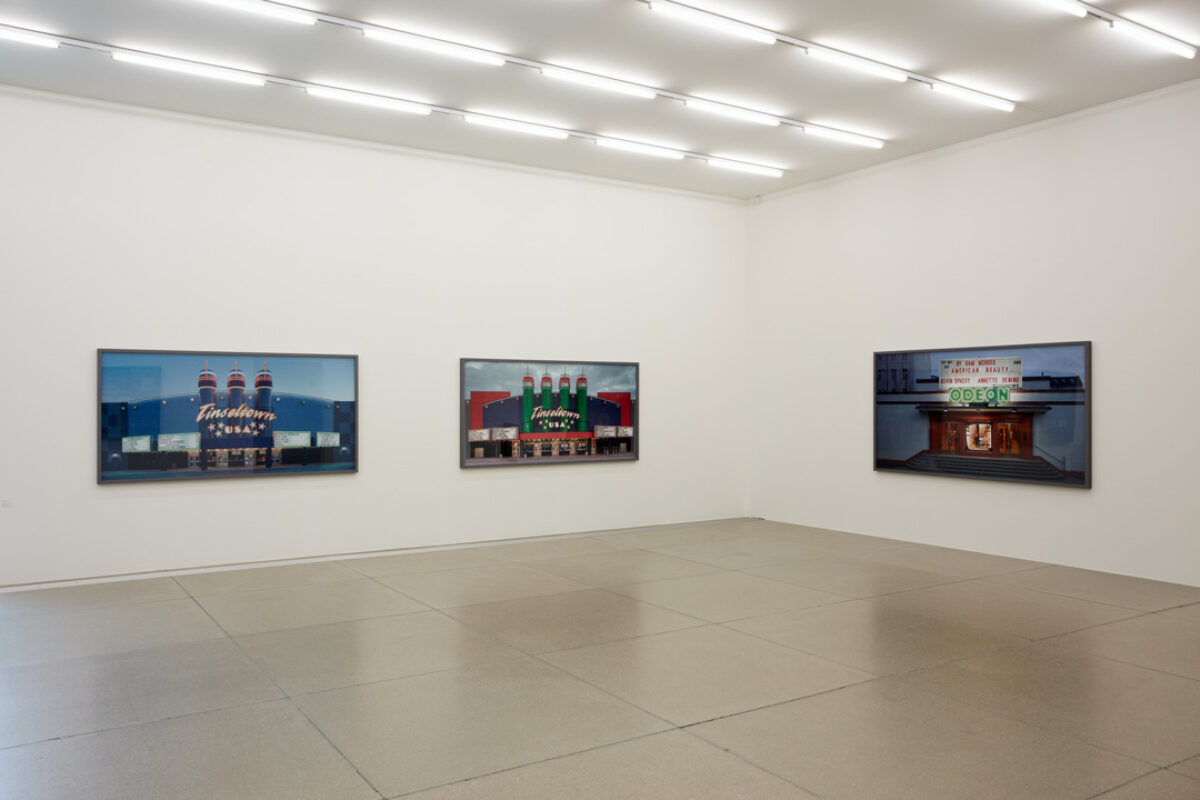 Ausstellungsansicht mit verschiedenen Kunstwerken im Aargauer Kunsthaus