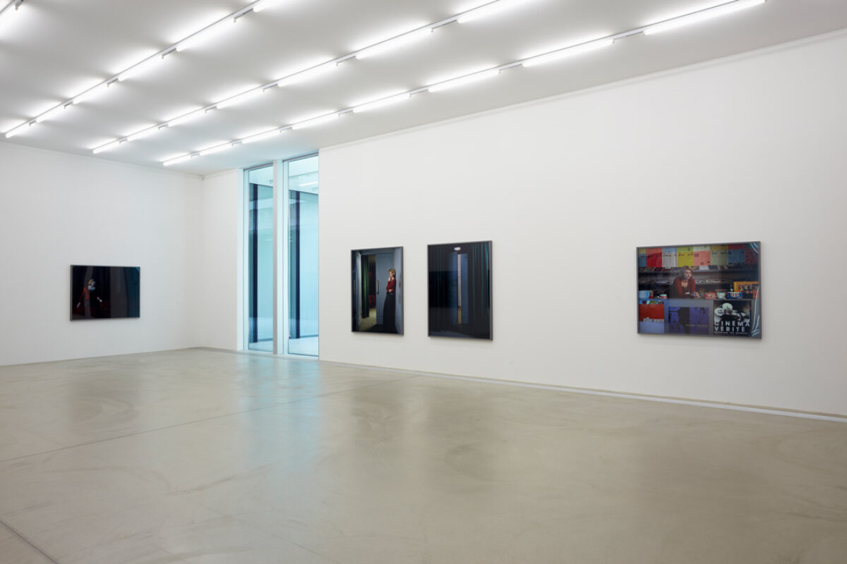 Ausstellungsansicht mit verschiedenen Kunstwerken im Aargauer Kunsthaus