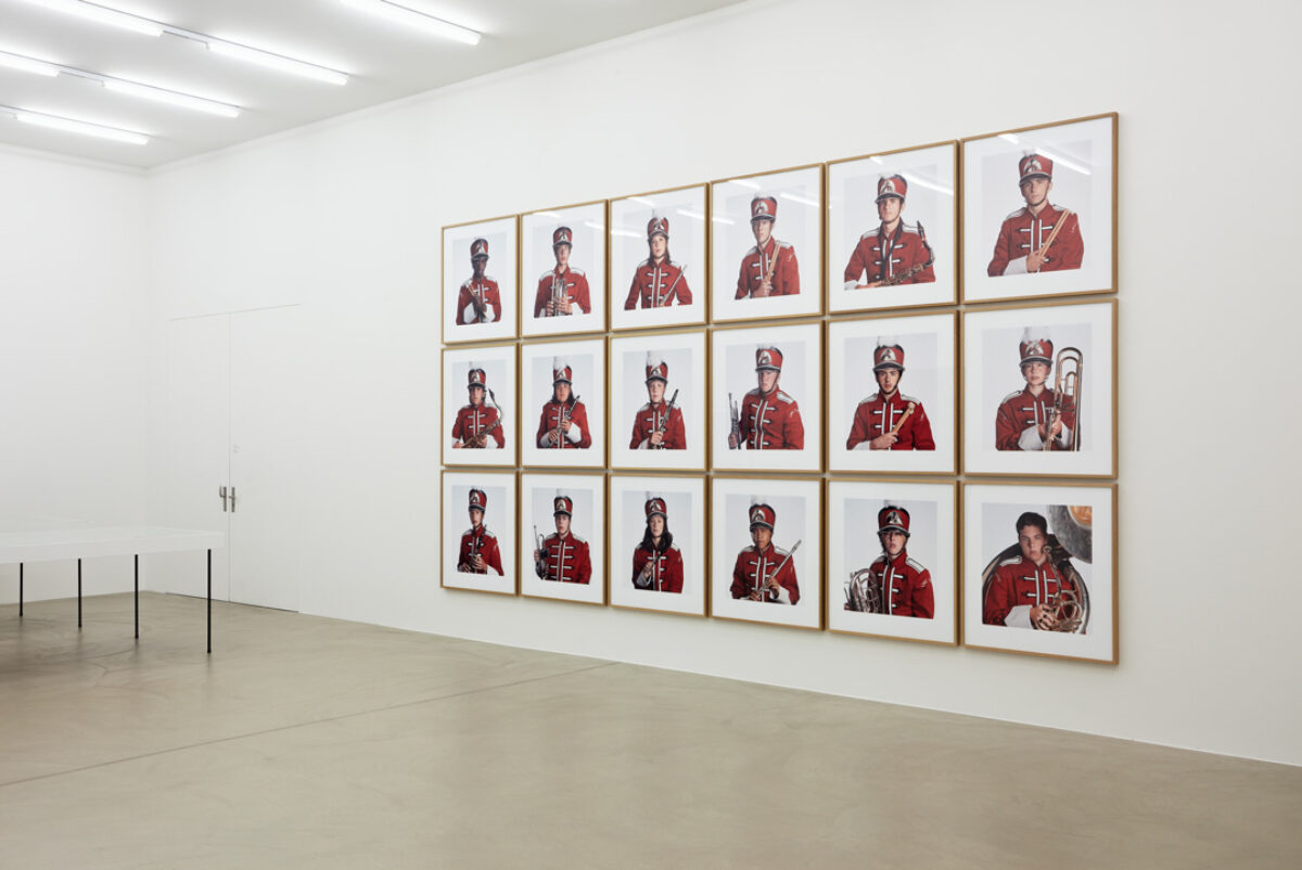 Ausstellungsansicht mit verschiedenen Kunstwerken im Aargauer Kunsthaus