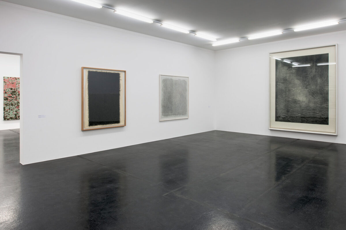 Ausstellungsansicht mit verschiedenen Kunstwerken im Aargauer Kunsthaus