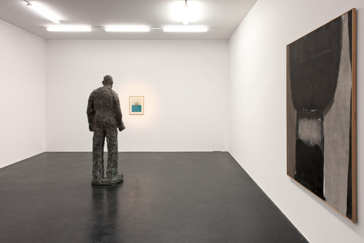 Ausstellungsansicht mit verschiedenen Kunstwerken im Aargauer Kunsthaus