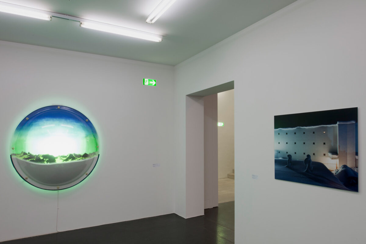 Ausstellungsansicht mit verschiedenen Kunstwerken im Aargauer Kunsthaus