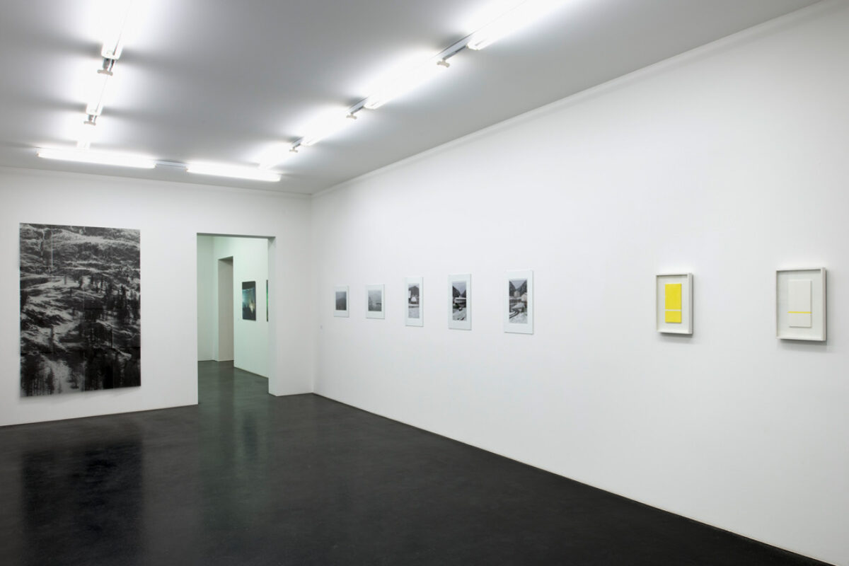 Ausstellungsansicht mit verschiedenen Kunstwerken im Aargauer Kunsthaus