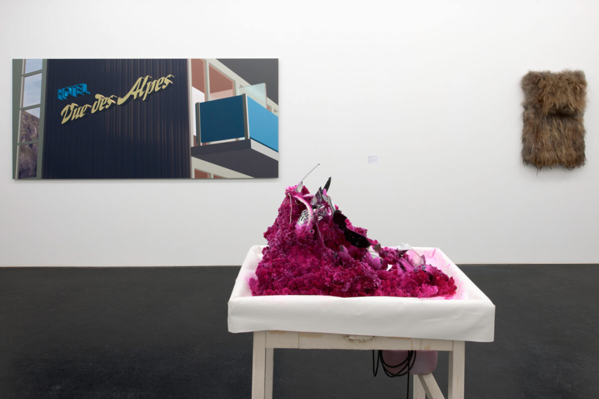 Ausstellungsansicht mit verschiedenen Kunstwerken im Aargauer Kunsthaus