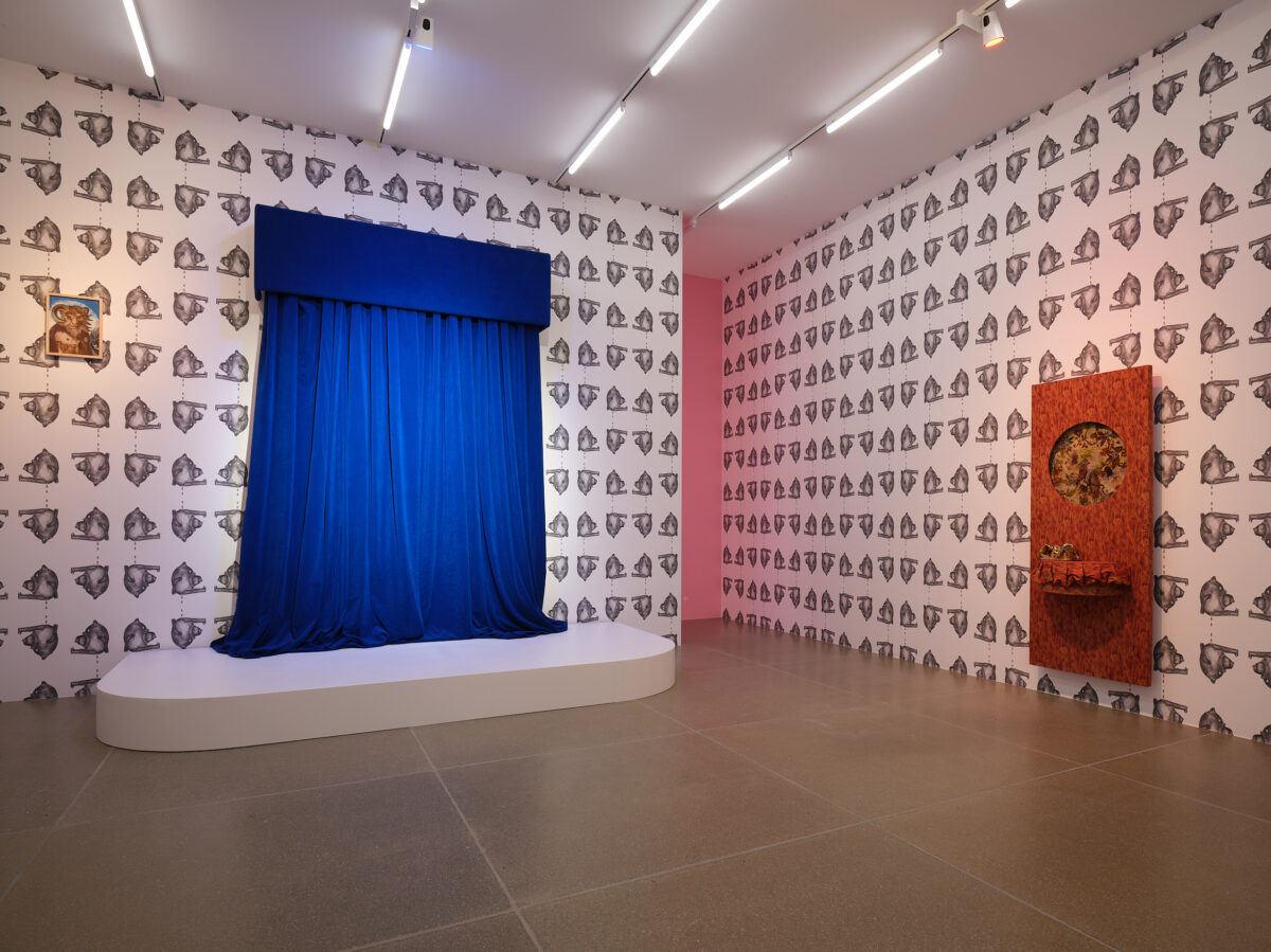 Installationsansicht von verschiedenen Kunstwerken im Aargauer Kunsthaus.