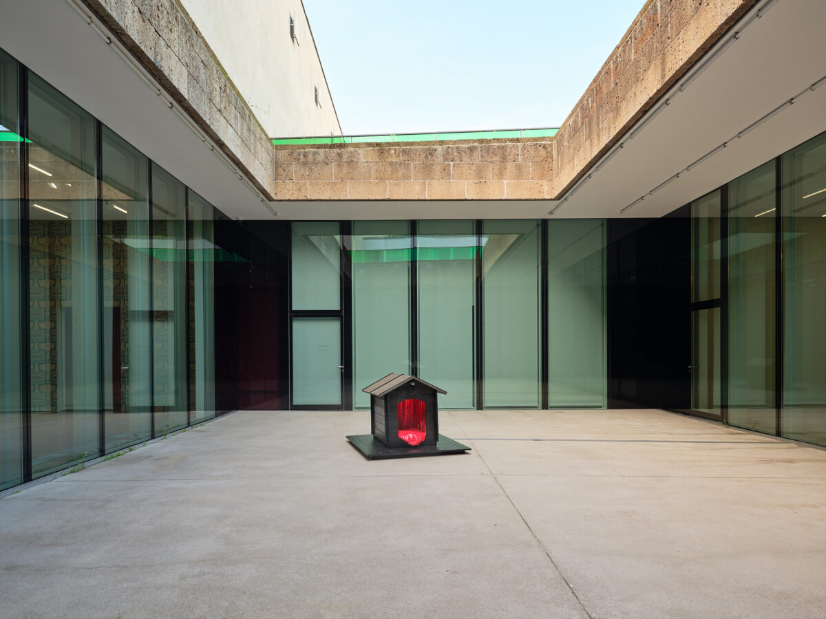 Installationsansicht von verschiedenen Kunstwerken im Aargauer Kunsthaus.