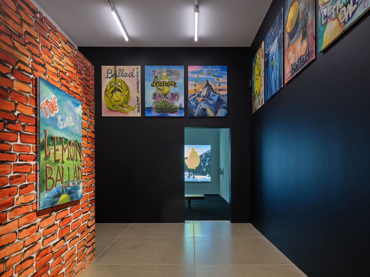 Installationsansicht von verschiedenen Kunstwerken im Aargauer Kunsthaus.