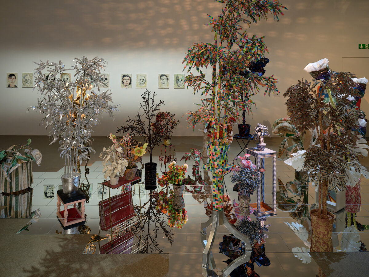 Installationsansicht von verschiedenen Kunstwerken im Aargauer Kunsthaus.