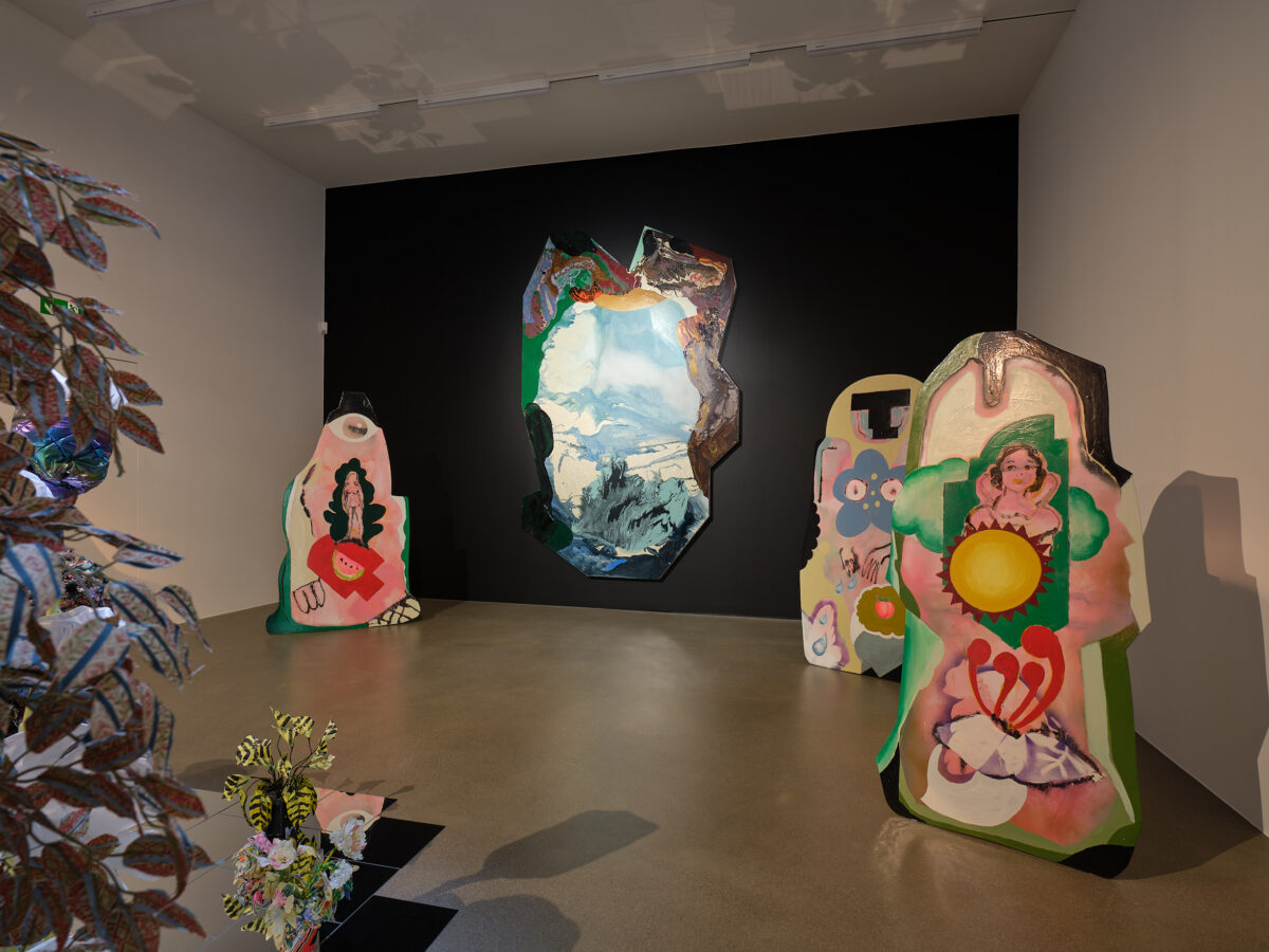 Installationsansicht von verschiedenen Kunstwerken im Aargauer Kunsthaus.