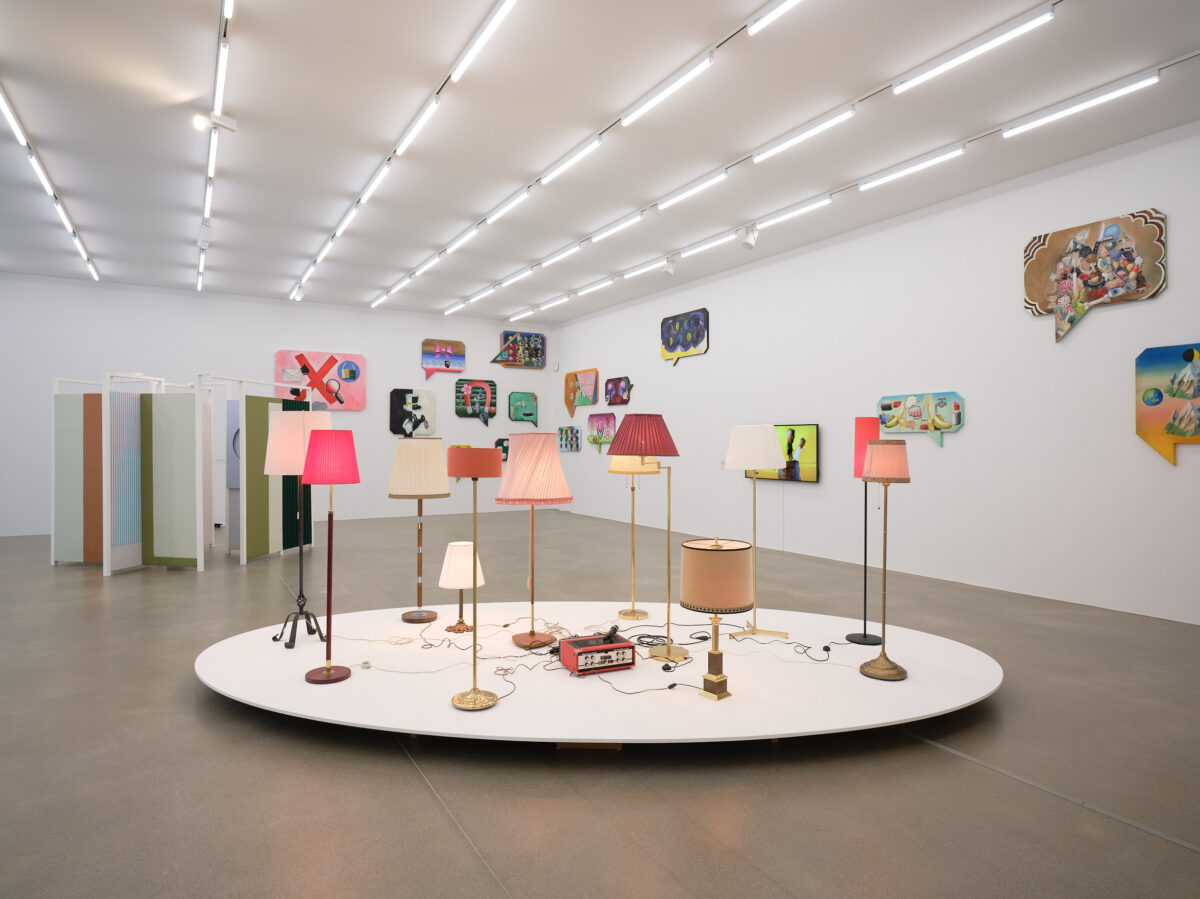 Installationsansicht von verschiedenen Kunstwerken im Aargauer Kunsthaus.