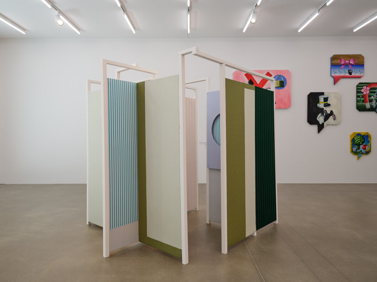 Installationsansicht von verschiedenen Kunstwerken im Aargauer Kunsthaus.