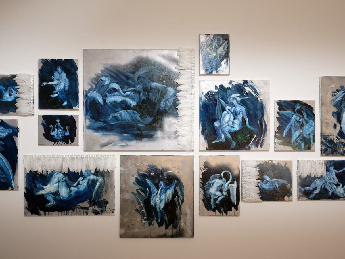 Installationsansicht von verschiedenen Kunstwerken im Aargauer Kunsthaus.