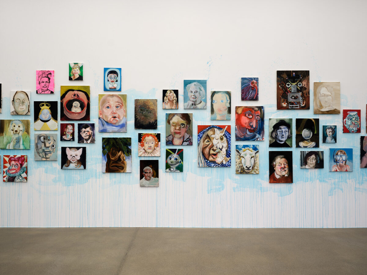 Installationsansicht von verschiedenen Kunstwerken im Aargauer Kunsthaus.