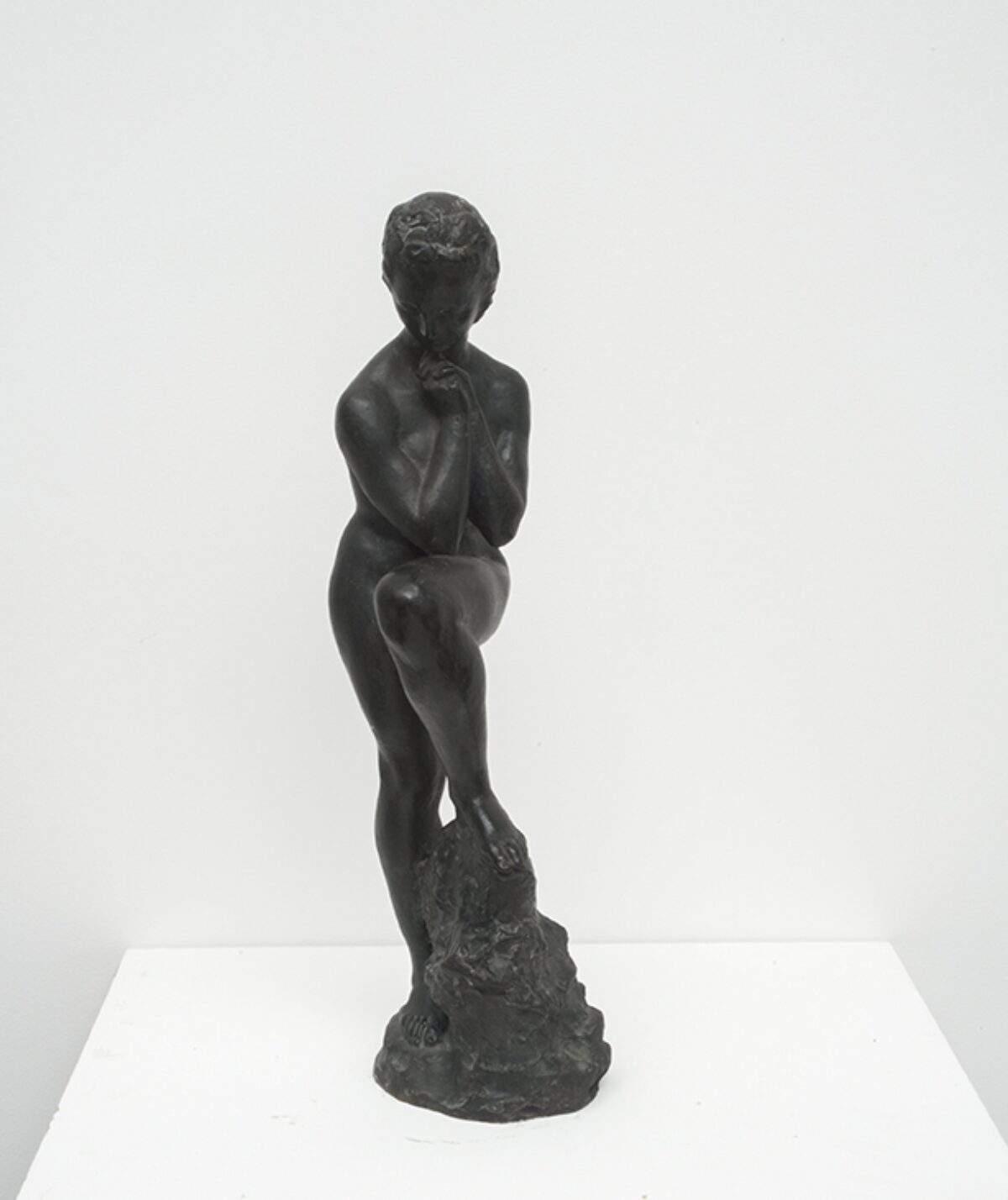 Wilhelm Lehmbruck, Mädchen mit aufgestütztem Bein, 1910