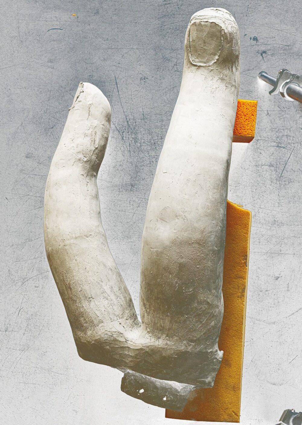 Foto einer Skulptur, die zwei Finger mit prägnantem Fingernagel zeigt.