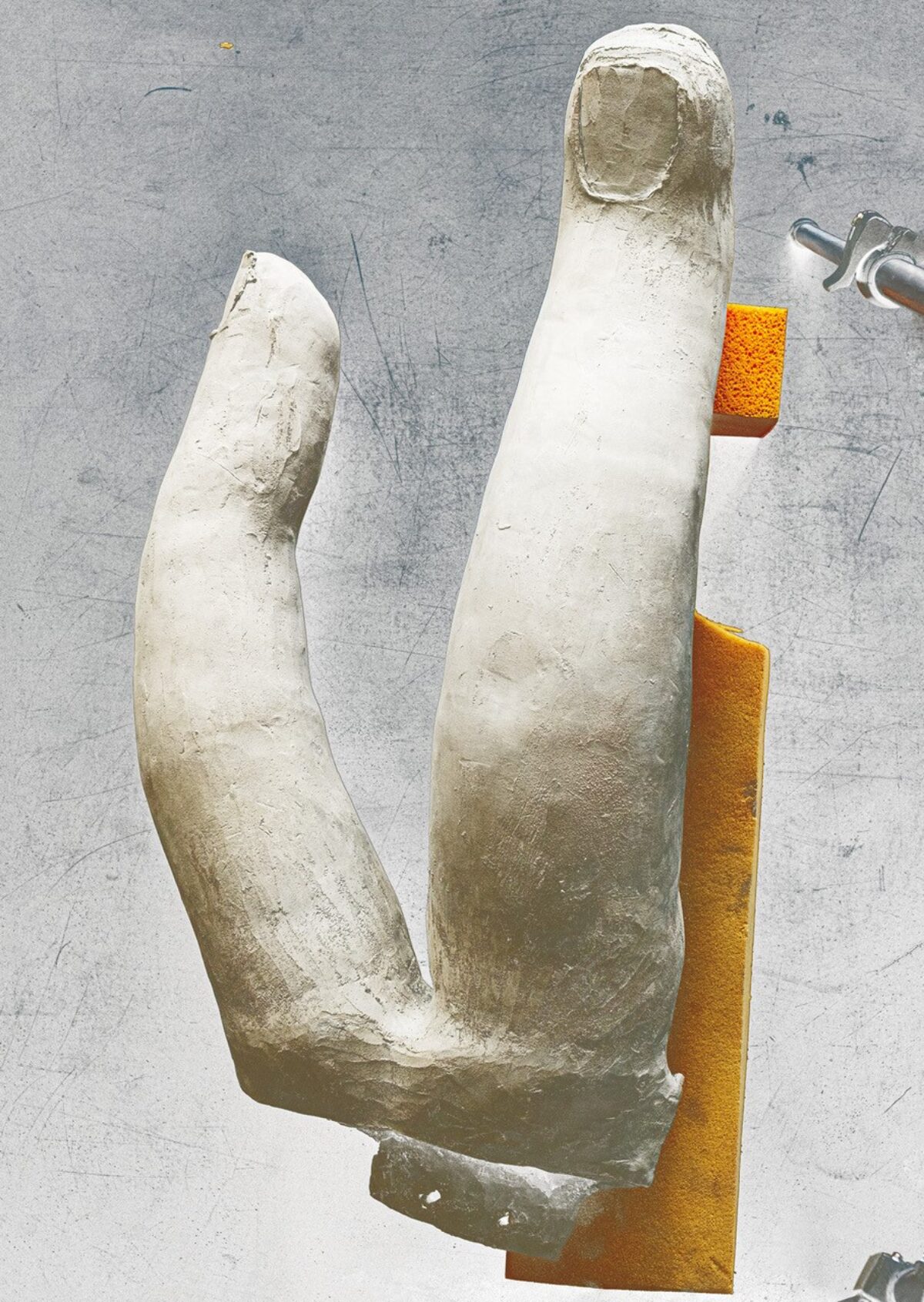 Foto einer Skulptur, die zwei Finger mit prägnantem Fingernagel zeigt.