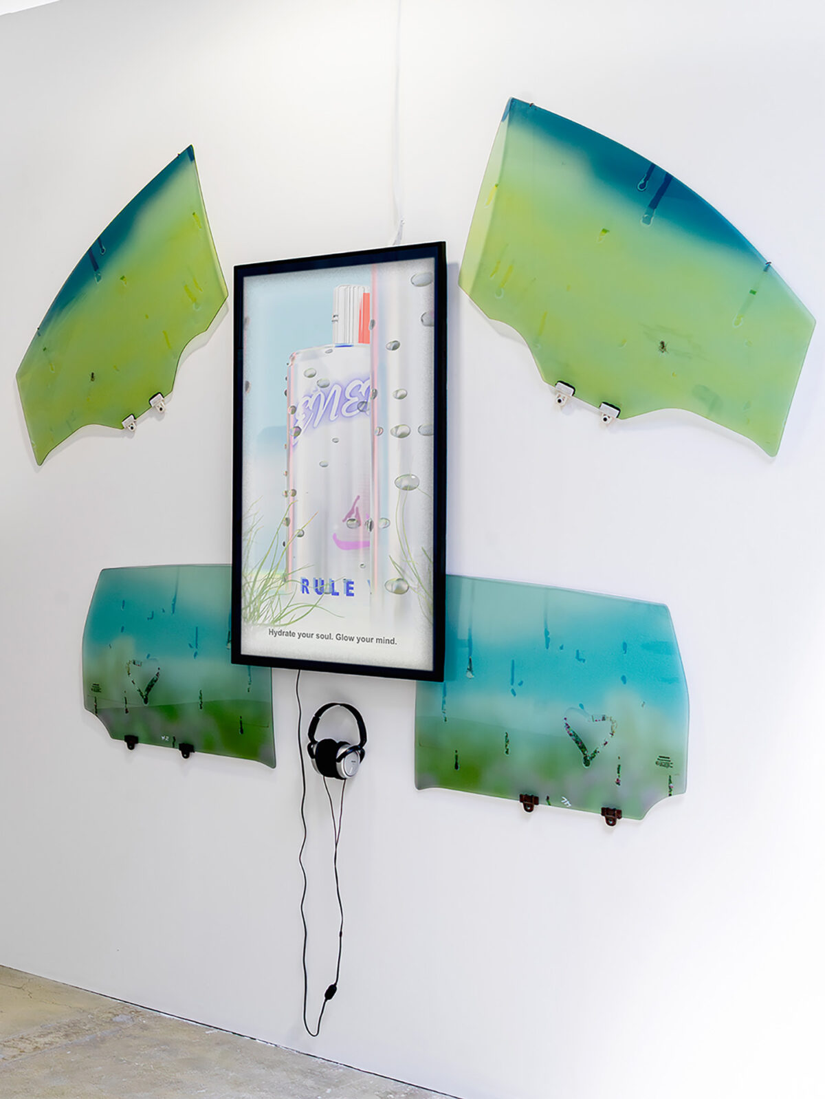 Abstraktes Kunstwerk von Andrea Ricklin bestehend aus einem Bildschirm, der umgeben von vier farbigen Panels ist.