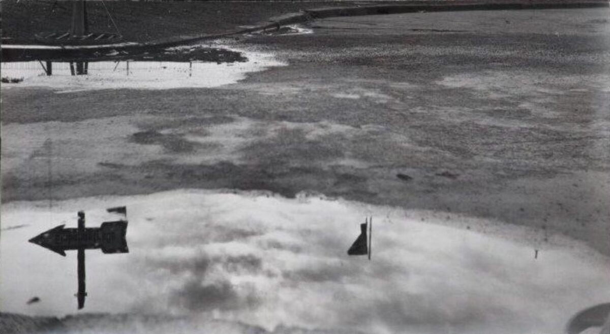 Eva Wipf, Fünfzehn Fotos: Landschaft in einer Wasserlache, 1957 