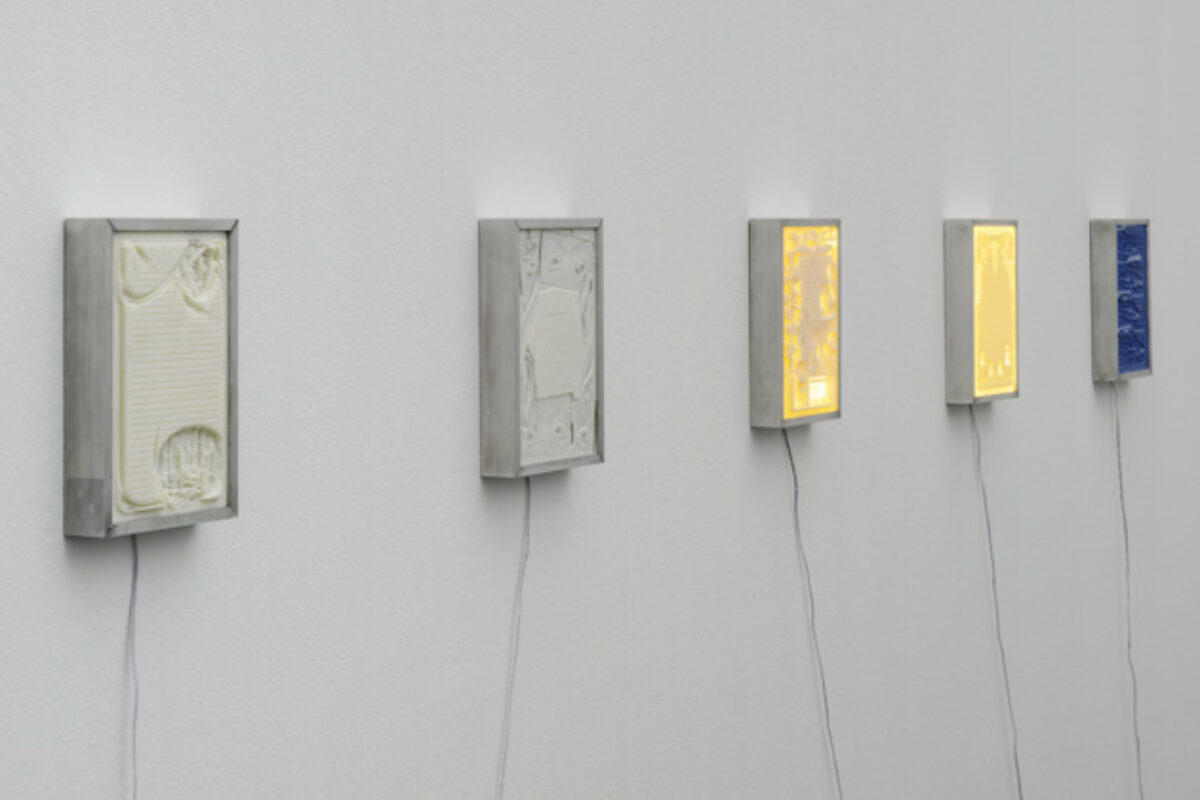 Ausstellungsansicht von verschiedenen Kunstwerken im Aargauer Kunsthaus