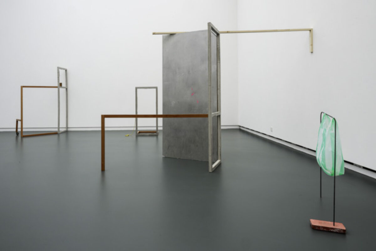 Ausstellungsansicht von verschiedenen Kunstwerken im Aargauer Kunsthaus