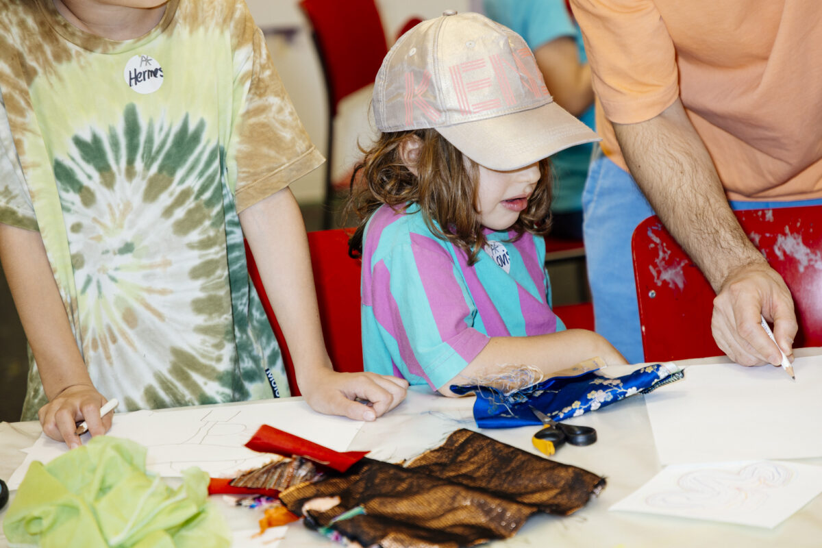 Ein Kind bastelt an einem Tisch