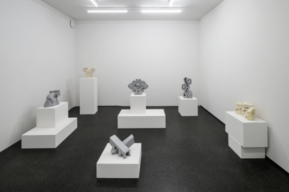 Ausstellungsansicht von verschiedenen Kunstwerken im Aargauer Kunsthaus