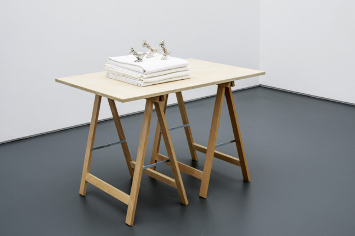 Ausstellungsansicht von verschiedenen Kunstwerken im Aargauer Kunsthaus