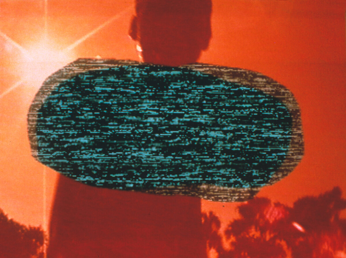 Videostill von Pipilotti Rist mit einer Silhouette vor einem schwarzen 