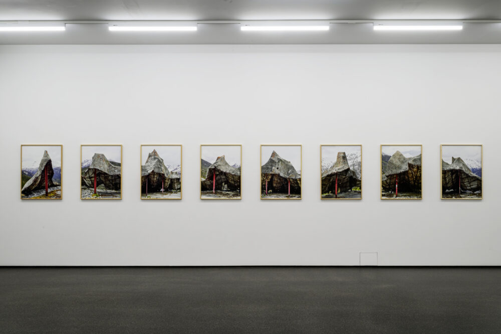 Ausstellungsansicht von verschiedenen Kunstwerken im Aargauer Kunsthaus