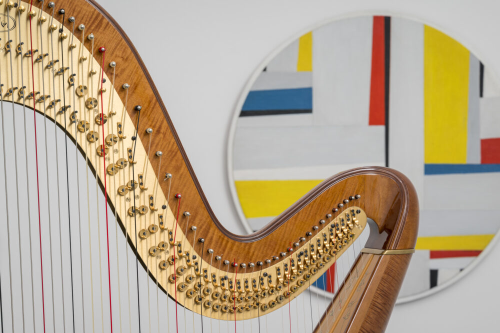 Nahaufnahme einer Harve vor einem abstrakten Kunstwerk