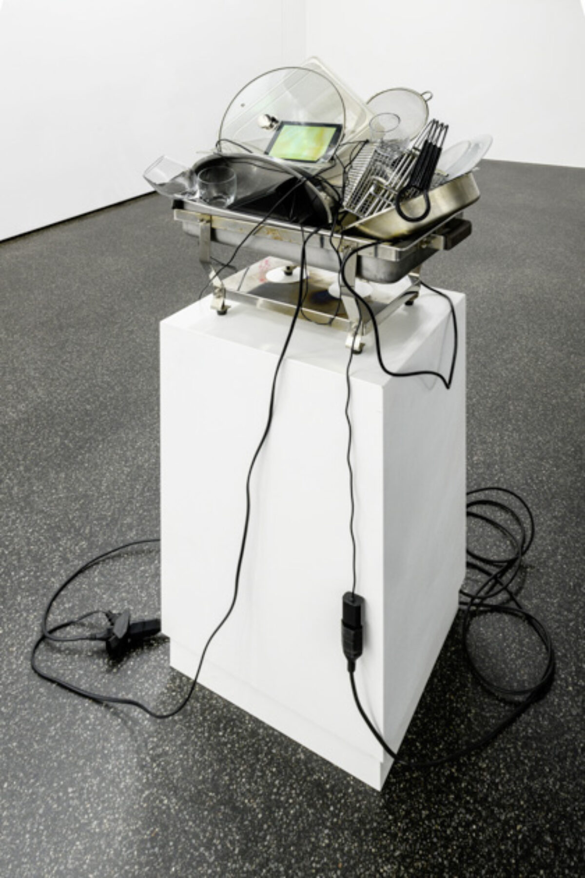 Ausstellungsansicht von verschiedenen Kunstwerken im Aargauer Kunsthaus