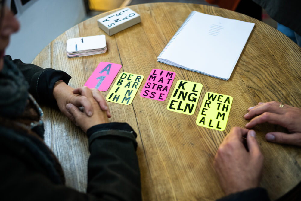 Tarot Karten liegen vor zwei Menschen auf dem Tisch.
