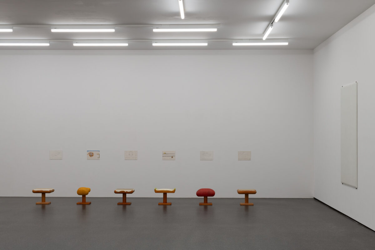 Ausstellungsansicht von verschiedenen Kunstwerken im Aargauer Kunsthaus.