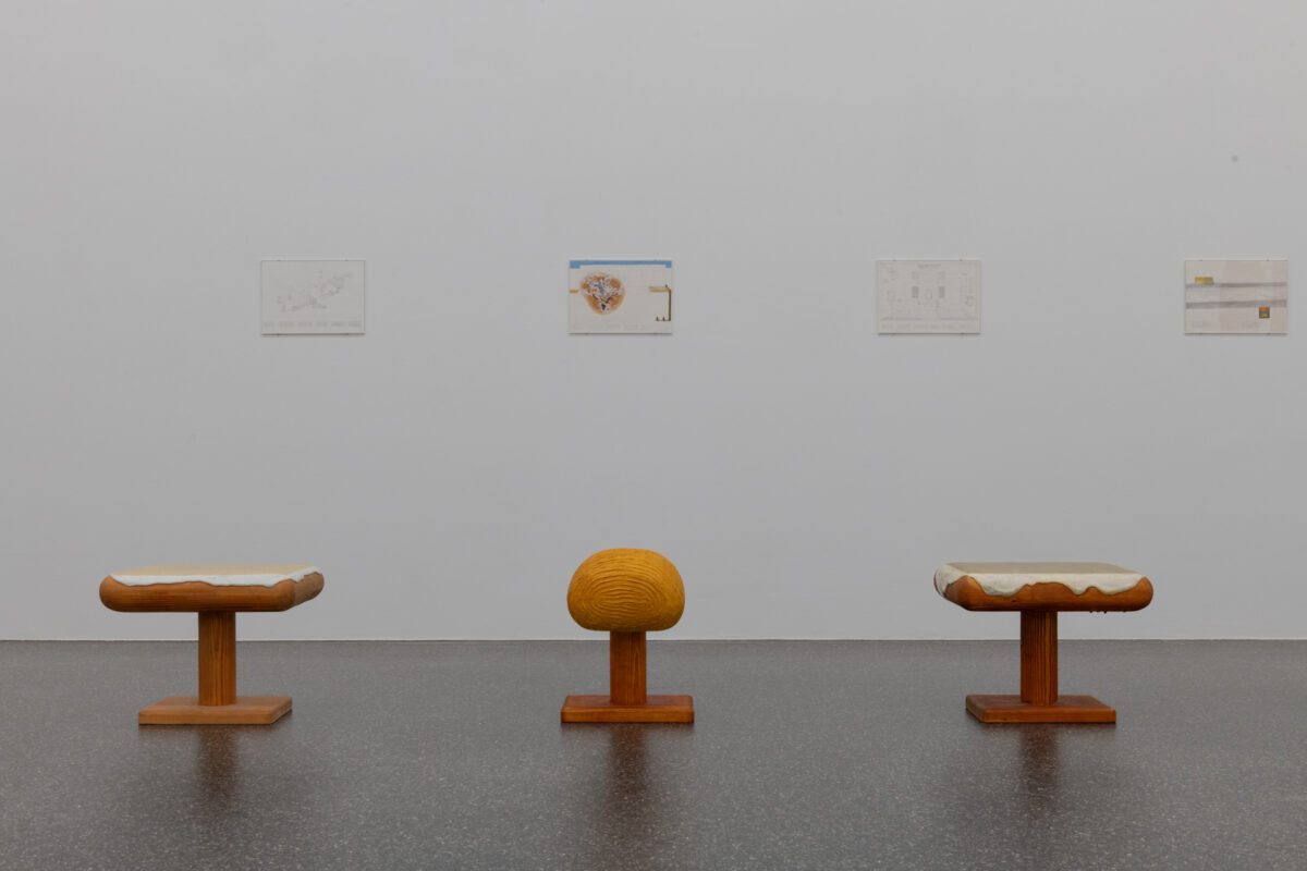 Ausstellungsansicht von verschiedenen Kunstwerken im Aargauer Kunsthaus.