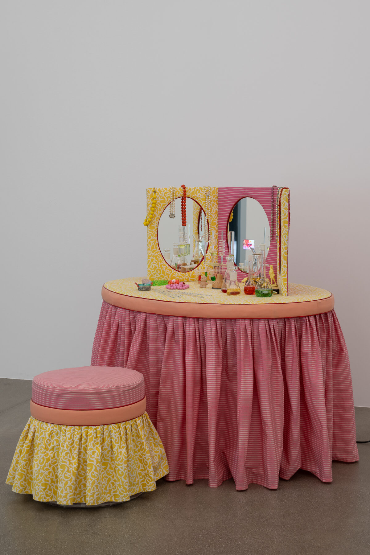 Ausstellungsansicht von verschiedenen Kunstwerken im Aargauer Kunsthaus.