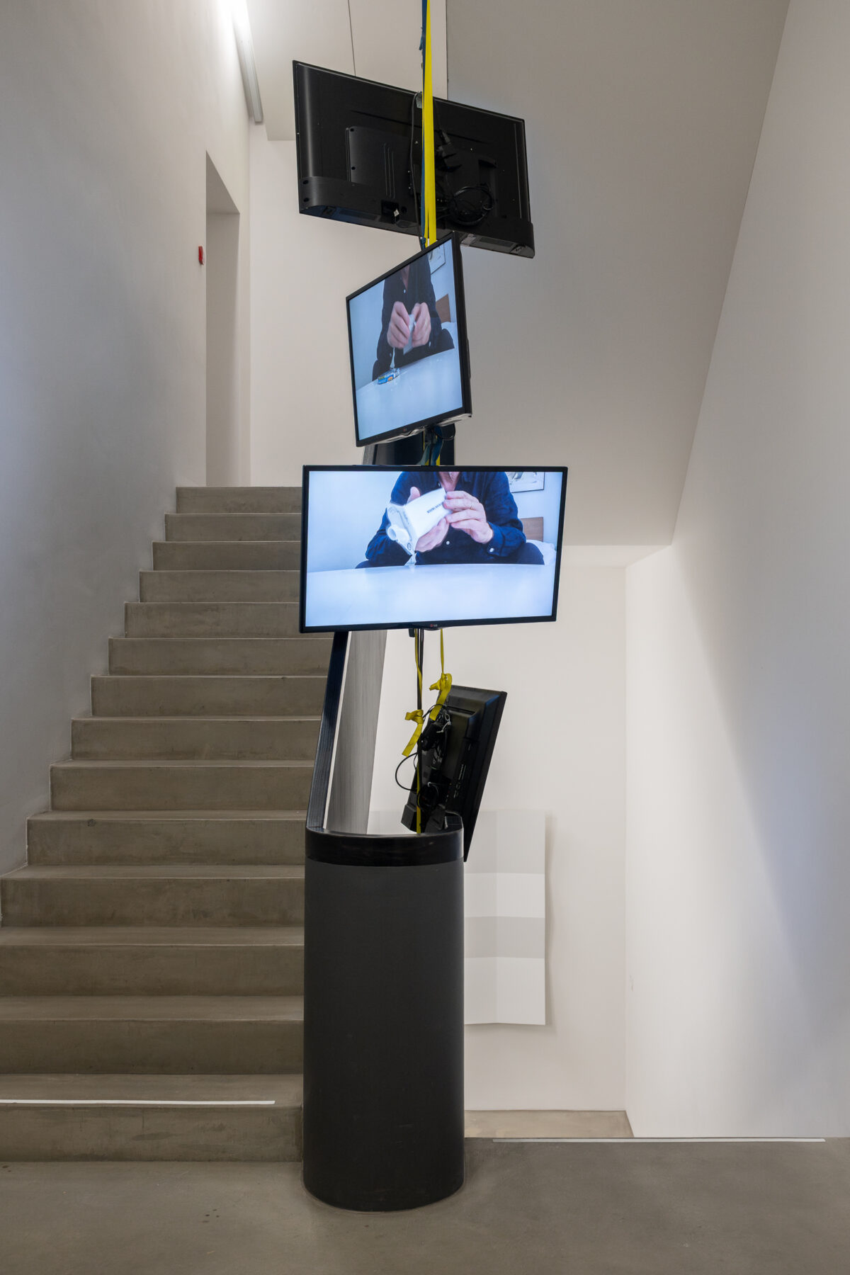 Ausstellungsansicht von verschiedenen Kunstwerken im Aargauer Kunsthaus.