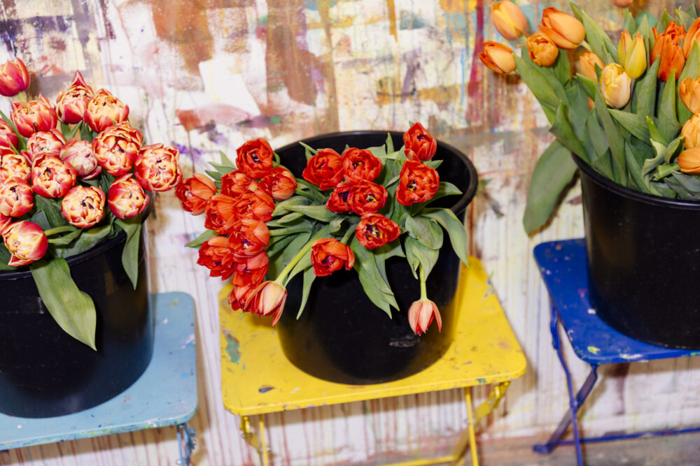 Foto von Blumensträussen im Atelier, die darauf warten, im Workshop genutzt zu werden.