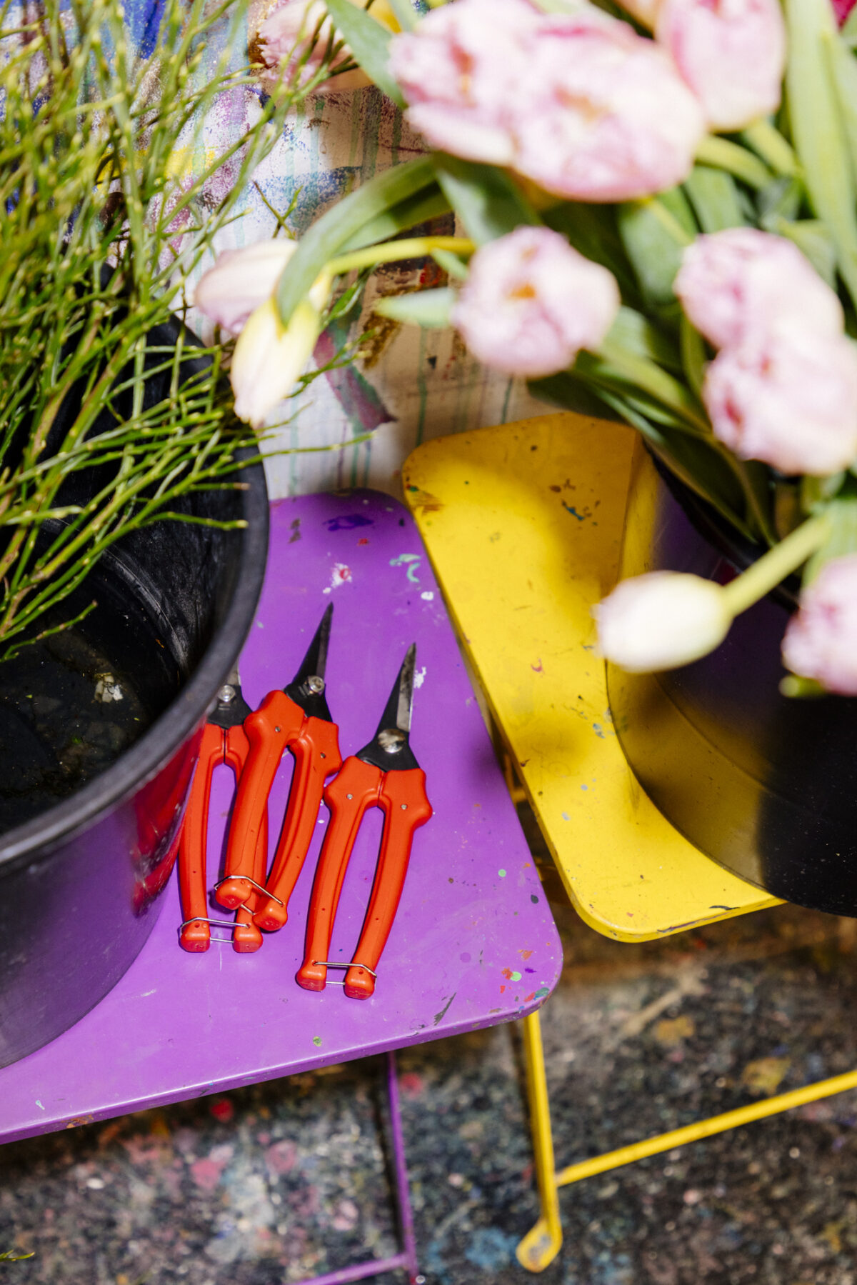 Foto von Blumensträussen im Atelier, die darauf warten, im Workshop genutzt zu werden.