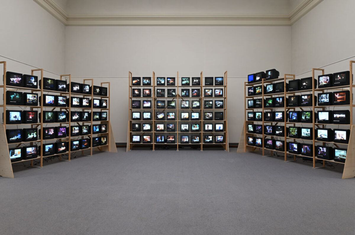 Ausstellungsansicht von verschiedenen Kunstwerken im Kunstmuseum Solothurn.