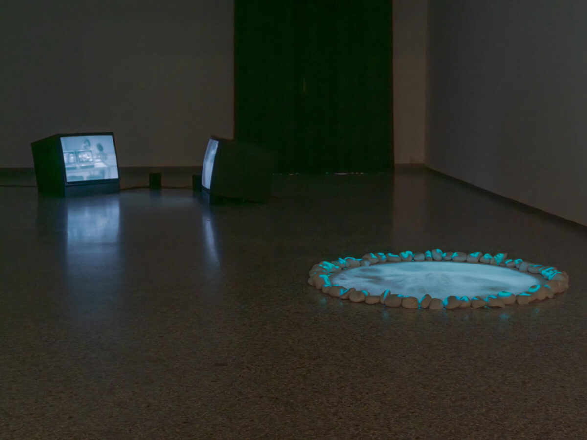 Ausstellungsansicht von verschiedenen Kunstwerken im Kunstmuseum Solothurn.