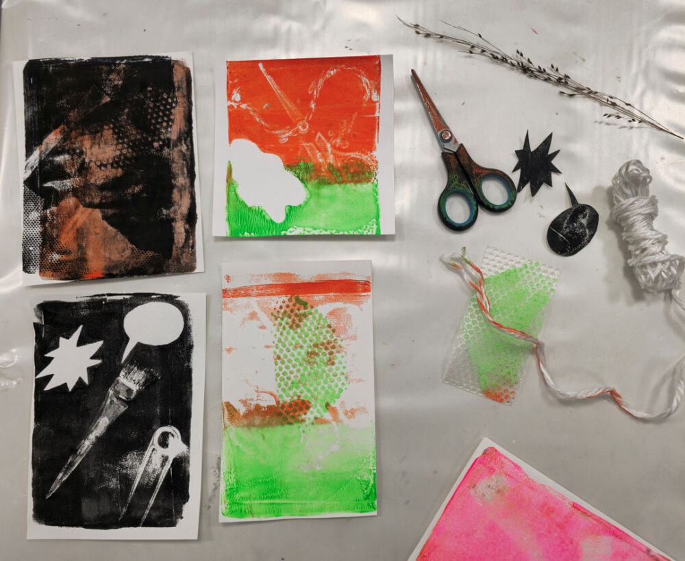 Abstrakte Collage, die mit Gelli Print Technik hergestellt wurde.