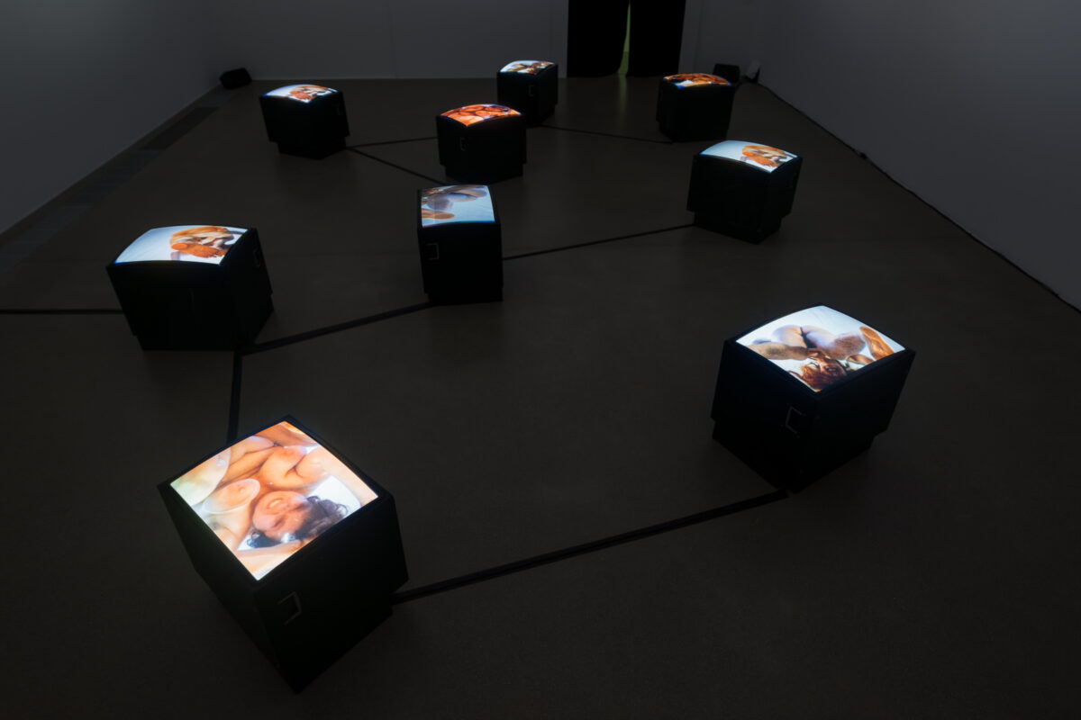 Ausstellungsansicht von verschiedenen Kunstwerken im Aargauer Kunsthaus.